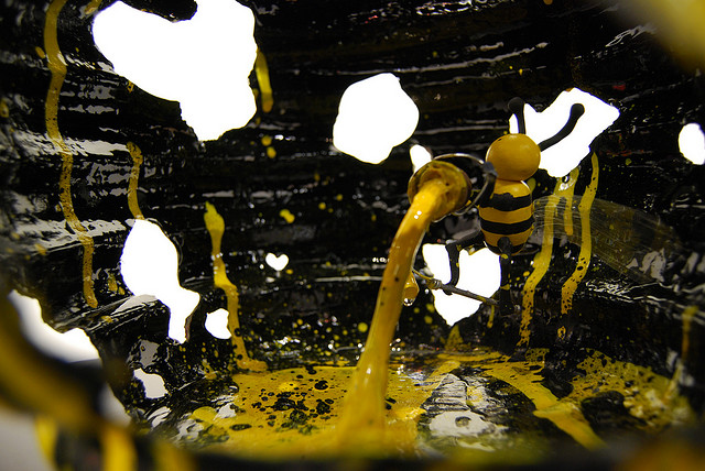 3684053740_6c90396c1e_z art blob - Bumble Bee Loves You - empty kingdom