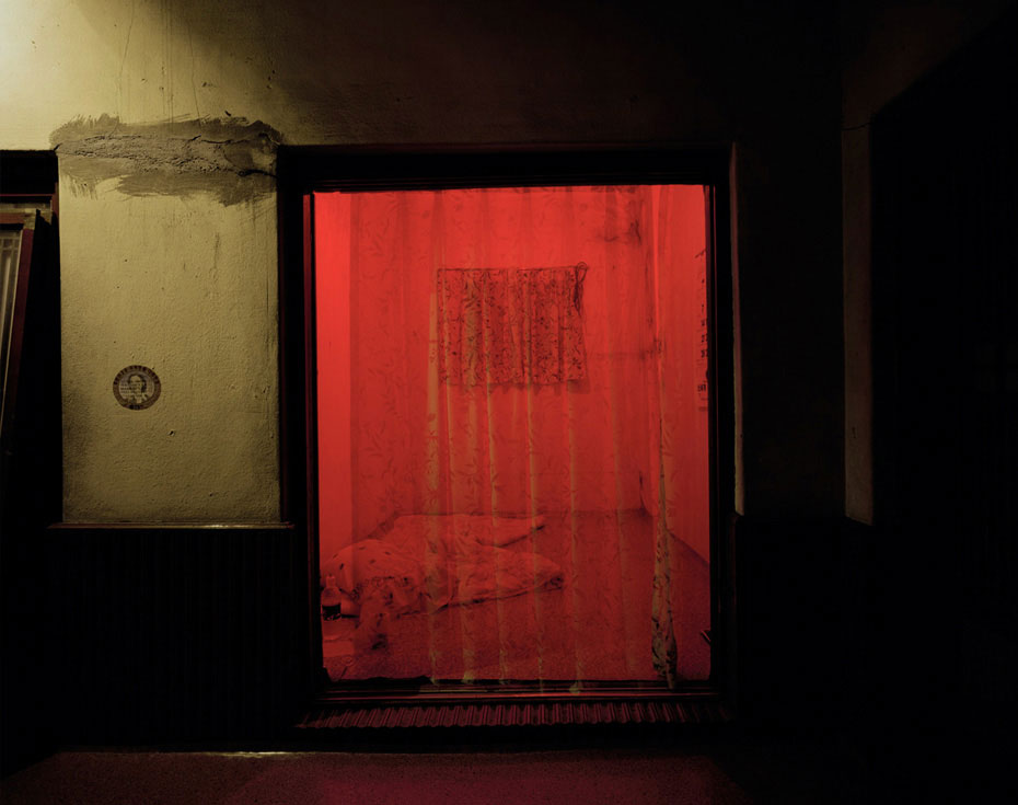 Picture 3 art blog - Nadav Kander - empty kingdom