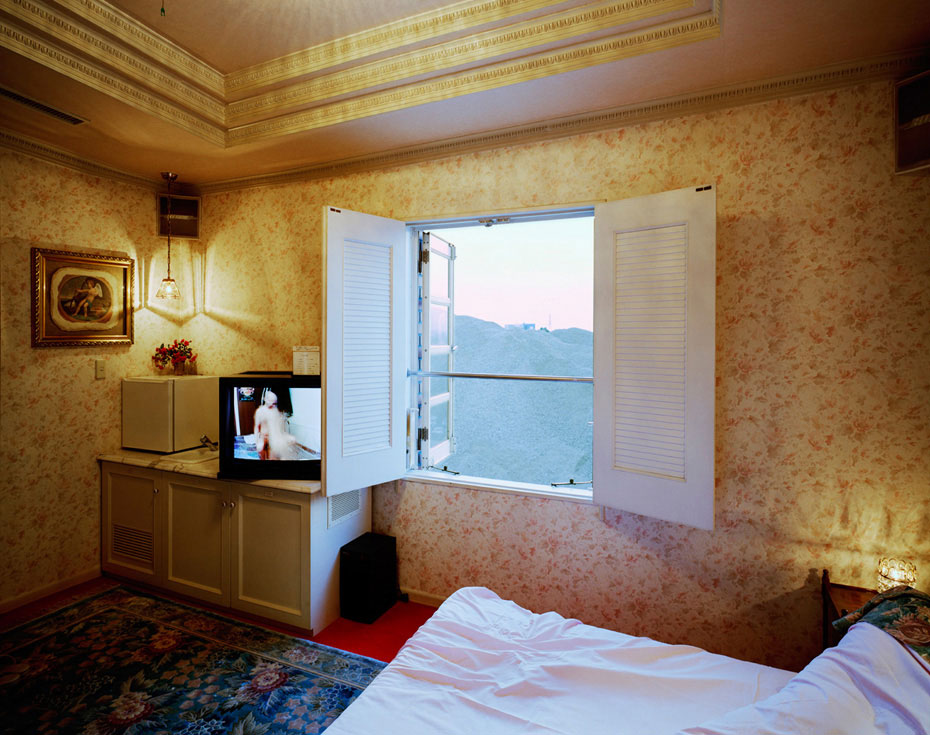 Picture 6 art blog - Nadav Kander - empty kingdom