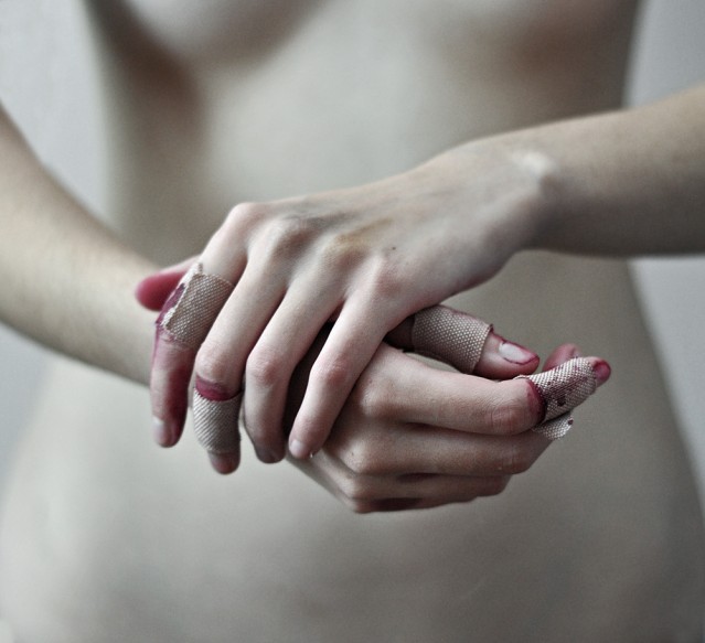 5_lissy elle _broken hands